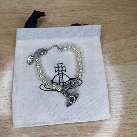 Vivienne Westwood Silver Orb Safety Pin Pear Bracelet - Picture 5 of 5